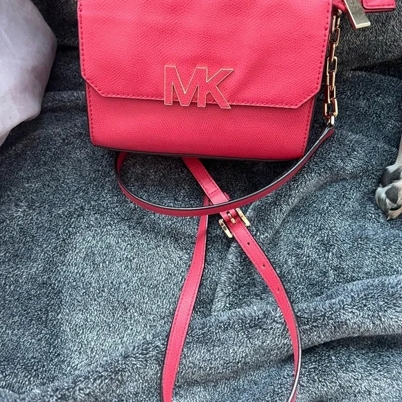 Michael Kors coral small purse could be used as a crossbody - Picture 5 of 7